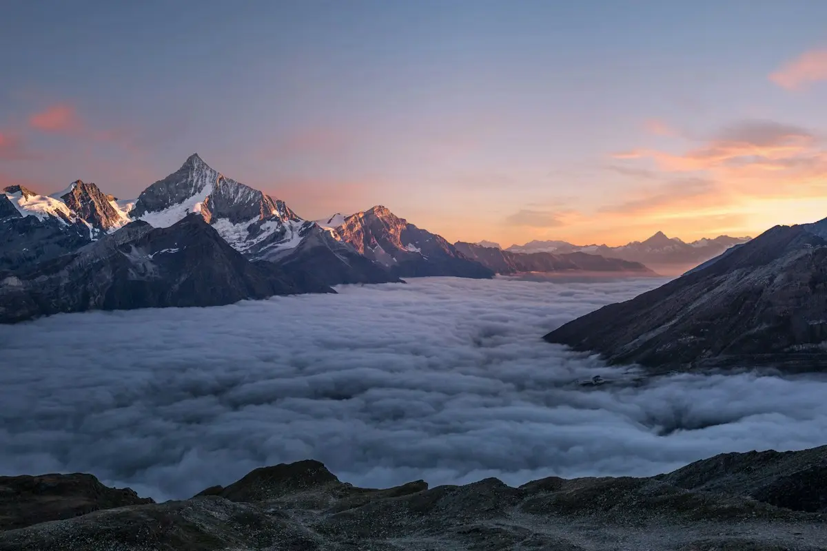 Vaste paysage de montagne au-dessus des nuages