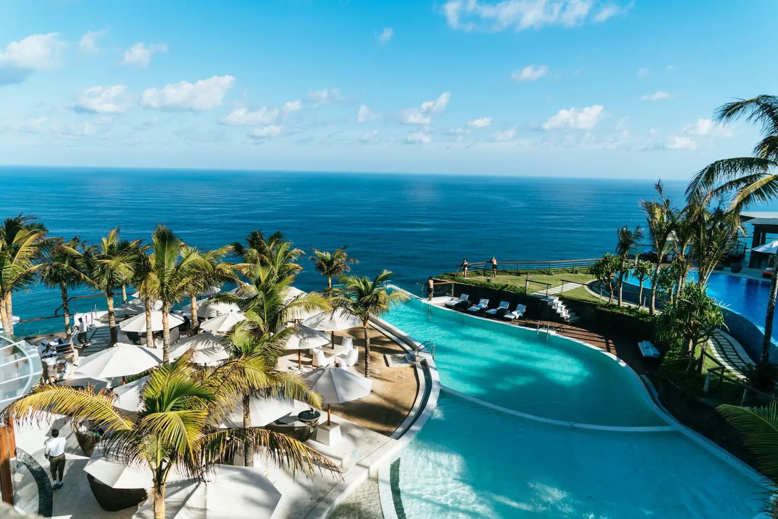 Resort met zwembad als voorbeeldbeeld voor een partnerpresentatie